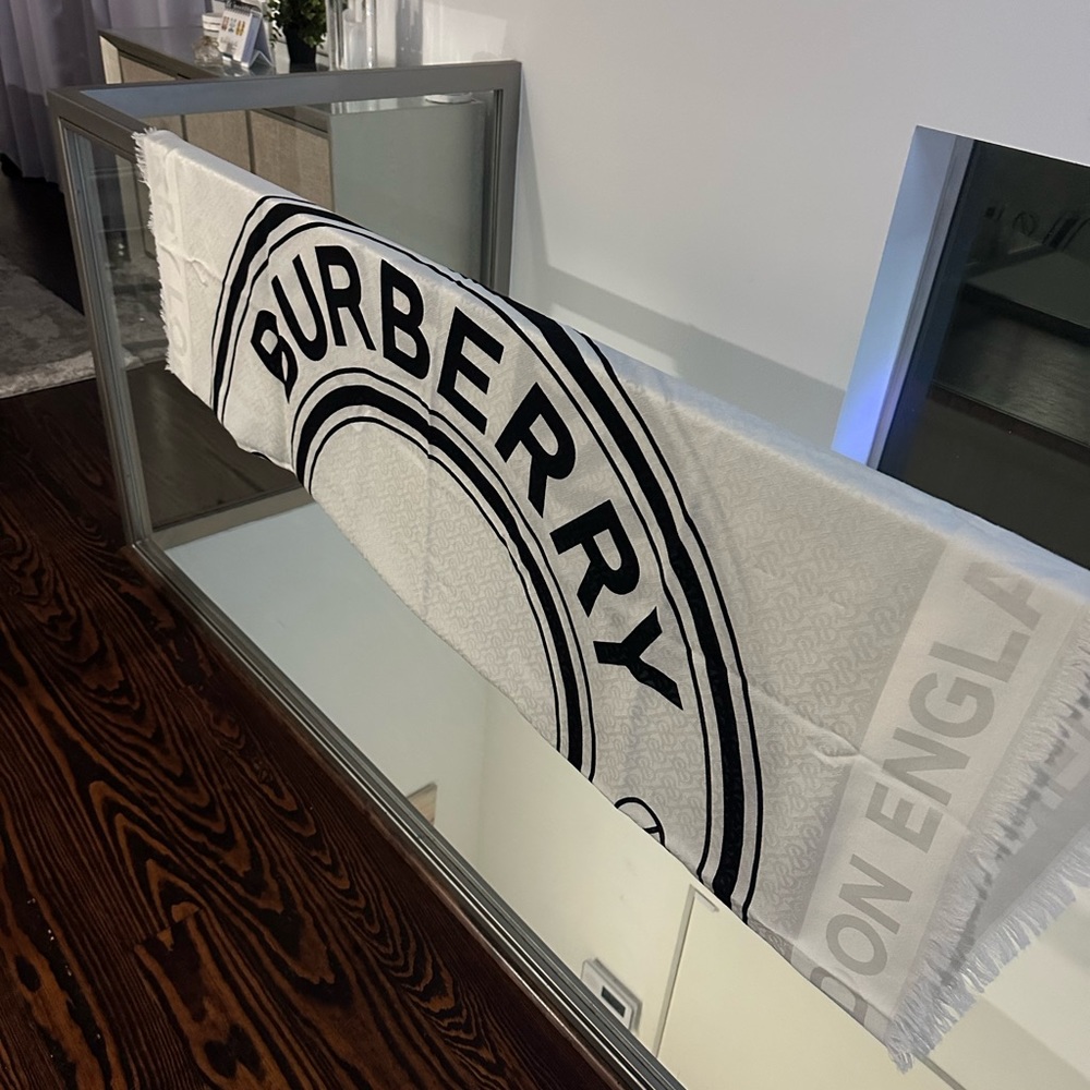 Brand new authentic Burberry scarf white and black